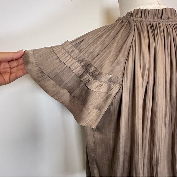 New! Evereve ‘Lydia’ Flutter Silky Satin Blouse In Taupe Women’s Size Medium - Picture 7 of 10